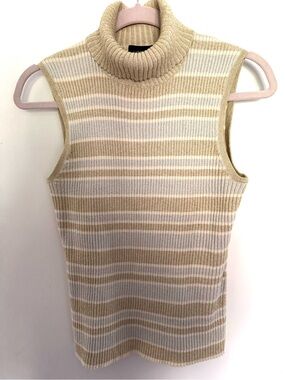 Cable & Gauge Sleeveless Turtleneck Ribbed Sweater - Metallic Beige & Cream